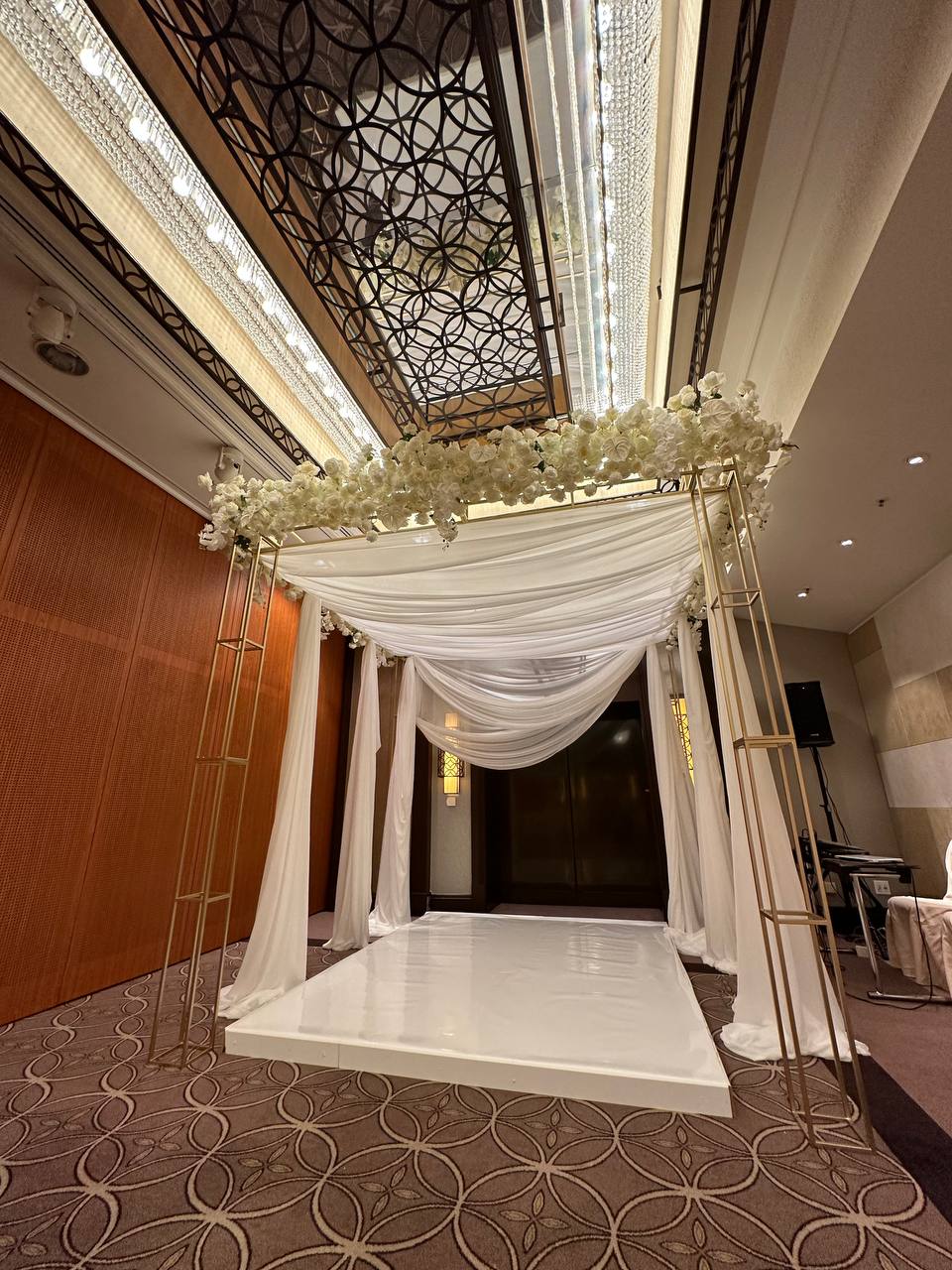 Hochzeitsbogen Chuppah Gold und Weiß