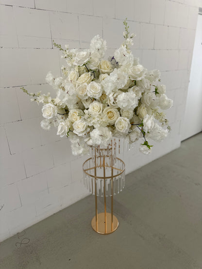 Goldener Ständer mit Blumen
